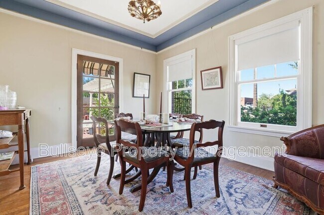 Building Photo - 525 W Lynwood St