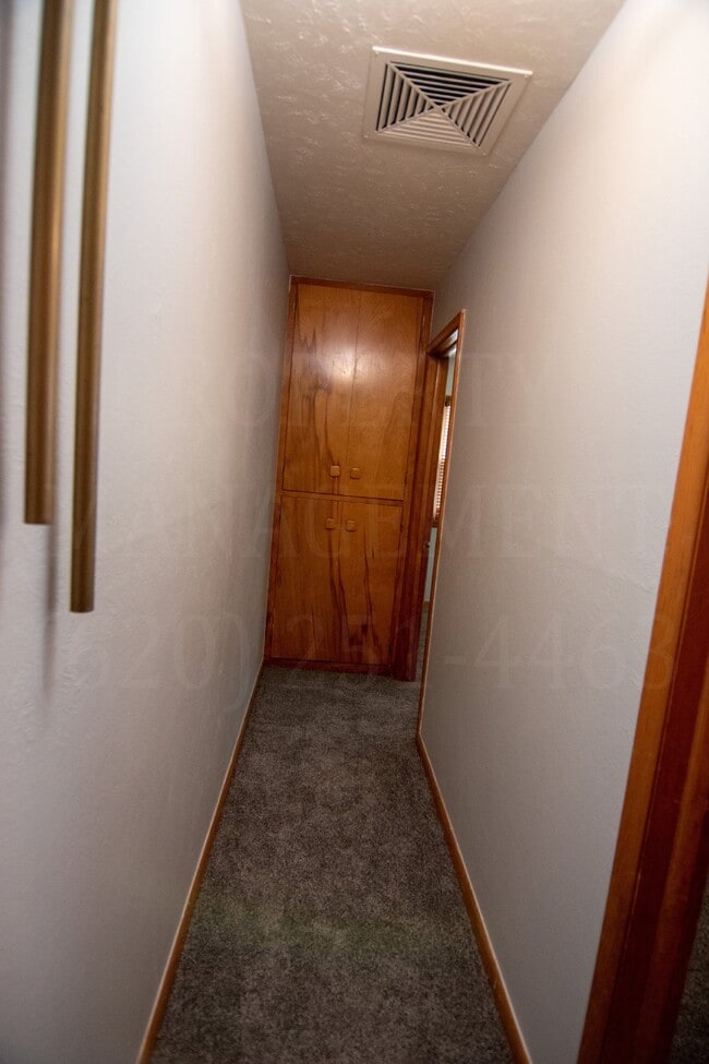 Building Photo - 4 Bedroom 2 Bath