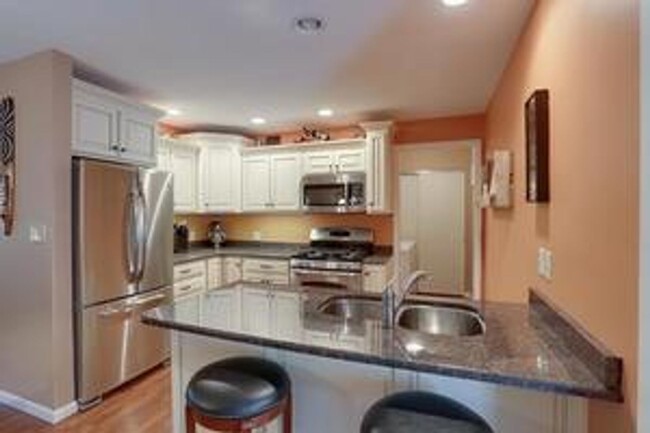 Building Photo - 1712 Stratford Dr