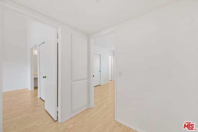 Building Photo - 1646 Palisades Dr
