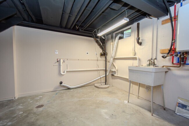 Building Photo - Recently Updated! 4 Bed/2.5 bath