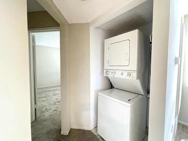 Building Photo - ***Move in Special*** Lovely Condo Available in Vista!