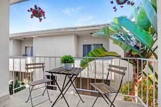 Building Photo - 824 10th St in Santa Monica - Steps to Mon...