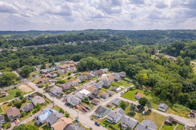 Building Photo - OPEN HOUSE THIS TUESDAY 10/7 AT 5PM! MOVE ...