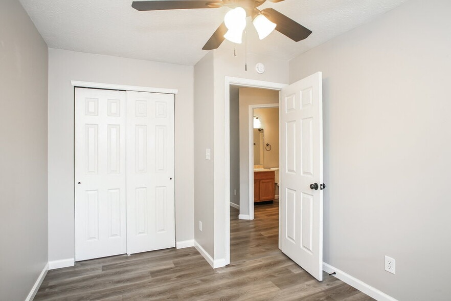 Building Photo - 5203 Pin Oak Dr