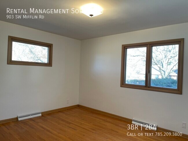 Building Photo - *RETRO KITCHEN & HUGE BASEMENT* 903 SW Mif...
