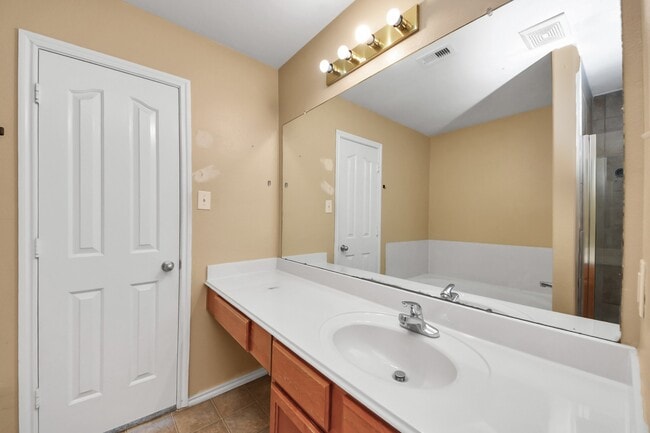 Building Photo - 3827 Dogwood Tr