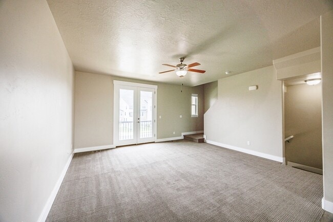 Building Photo - 972 S High Ridge Dr