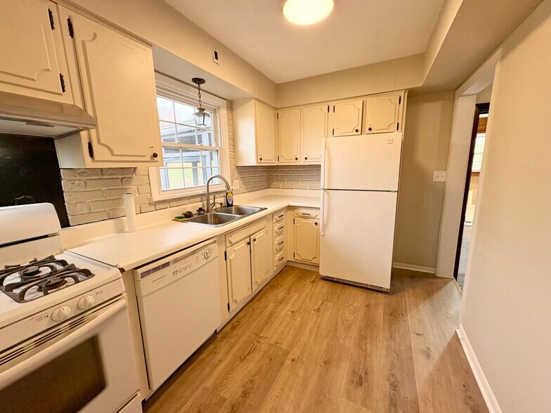 Kitchen - 1315 Book Ave