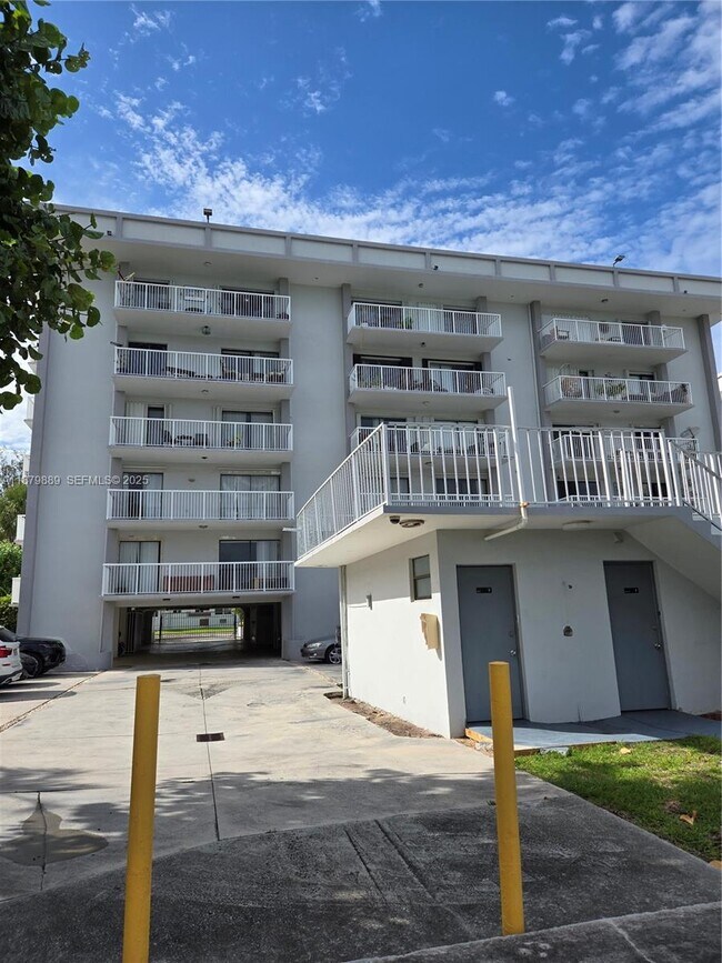 Building Photo - 130 S Shore Dr