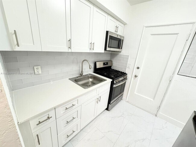 Primary Photo - 7435 Byron Ave