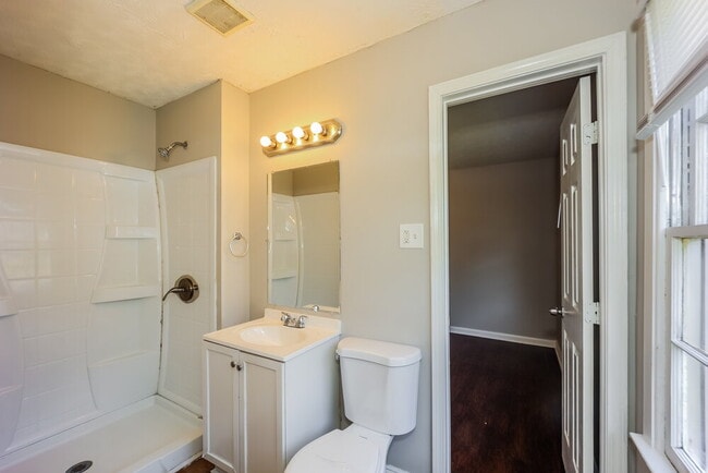 Building Photo - 3840 Benchmark Dr