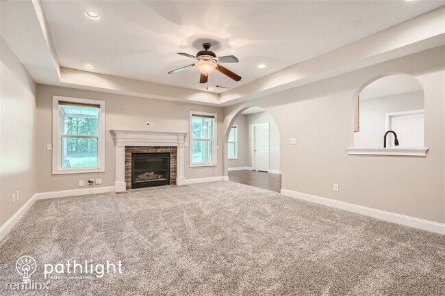 Building Photo - 6 br, 4 bath House - 102 Sandisfield Dr UNIT