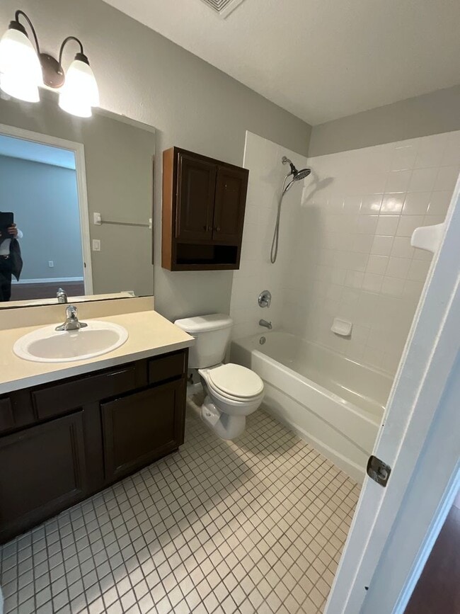 Building Photo - ADORABLE HOME