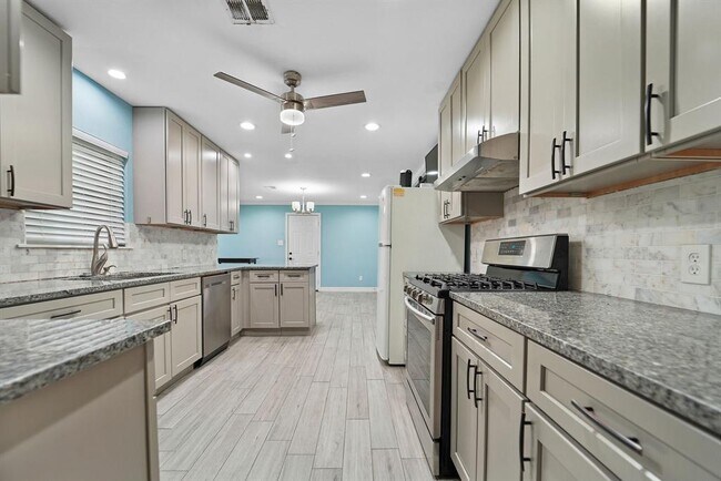 Building Photo - 2210 San Jacinto Dr