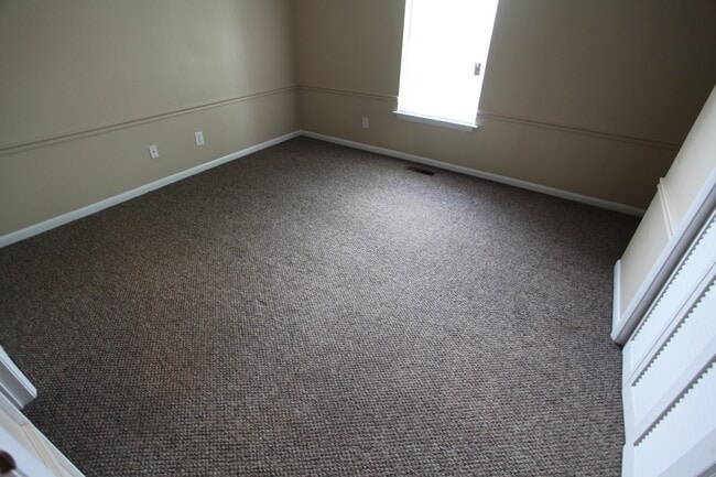 Building Photo - 2 Bed, 2 Bath Apartment – Close to Shoppin...