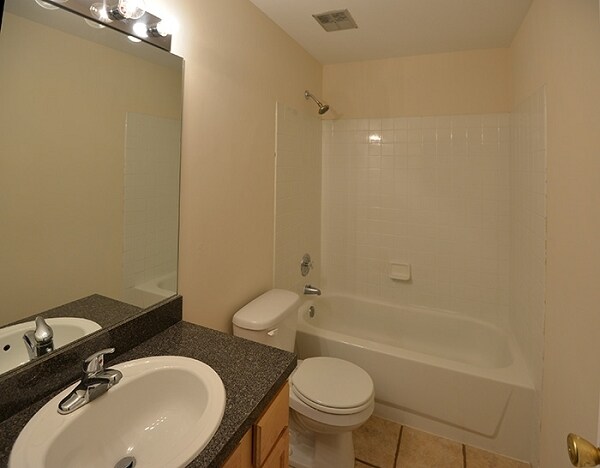 Building Photo - 6008 E Lake Dr