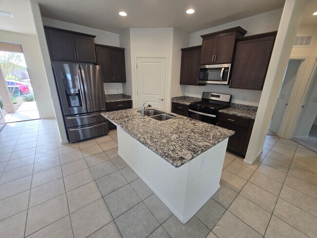 Building Photo - Like-New Home in Southeast Tucson’s Most Desirable Neighborhood!