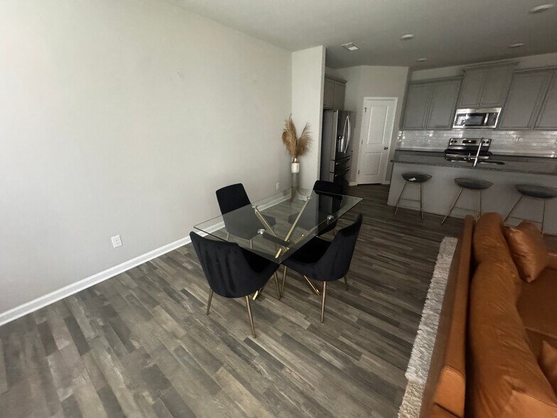 Building Photo - Room in Townhome on The Way Pl