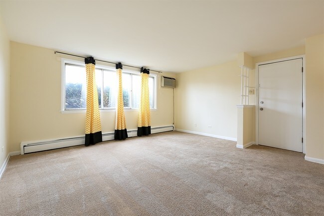 Interior Photo - 8813 Dee Rd