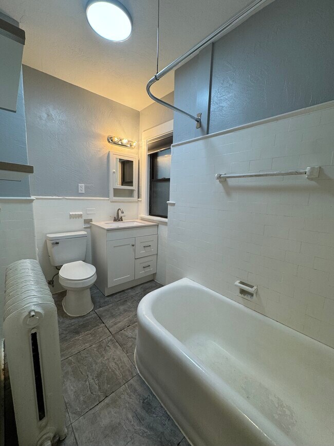 Building Photo - 2816 Broadway Ave