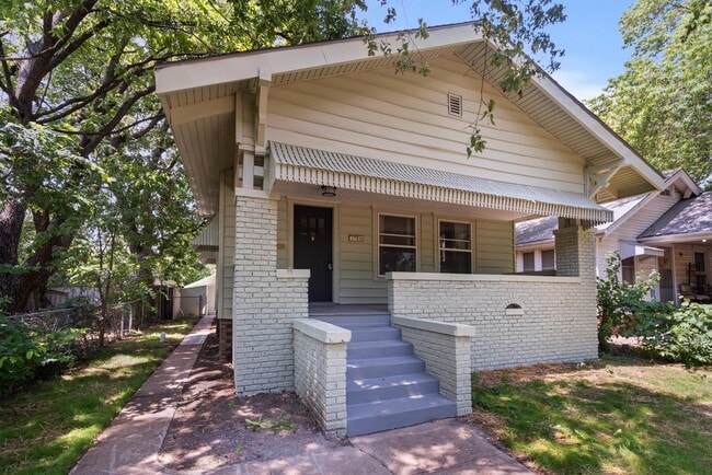 Building Photo - 631 SW Lindenwood Ave