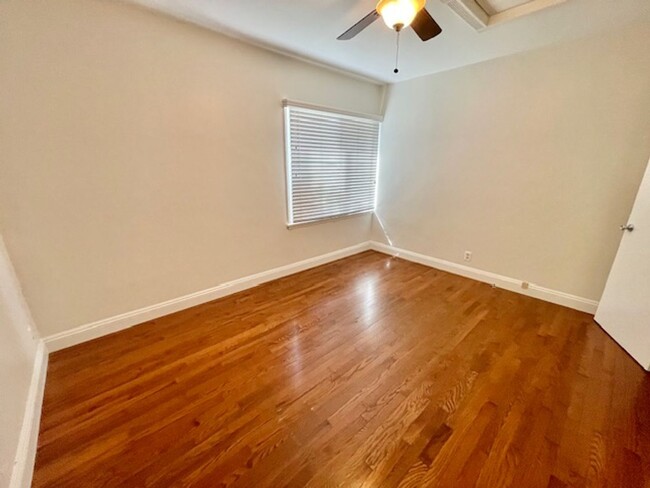 Building Photo - **LAKEWOOD 3BR/2BA+FAMILY ROOM **AVAILABLE...