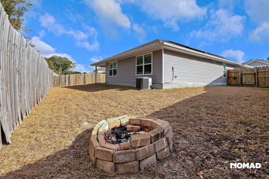 Building Photo - 10613 Queens Gate Cir