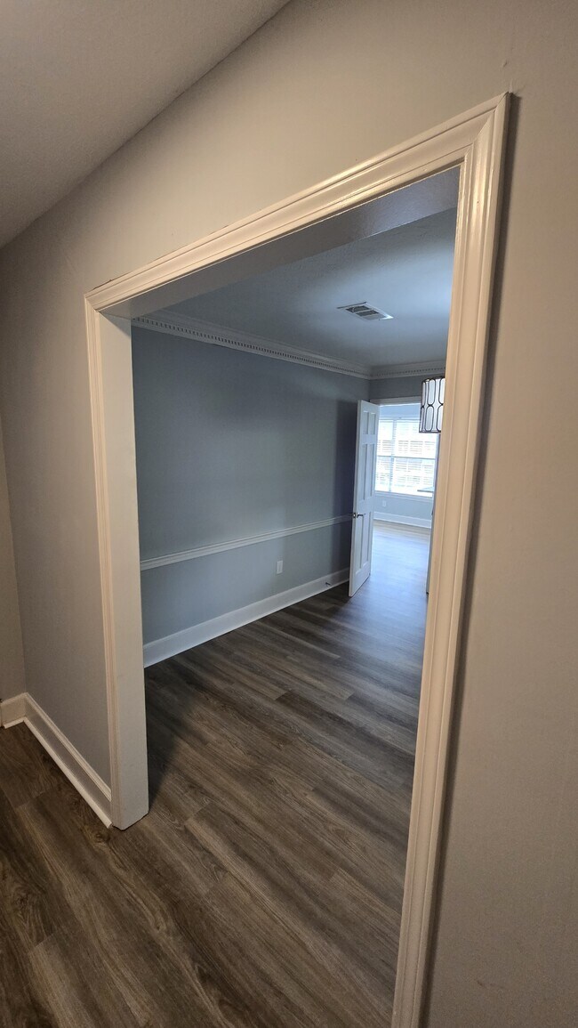 Building Photo - 405 Brentwood Dr