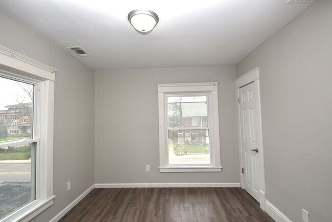 Building Photo - Spacious Downtown Mishawaka Apartment