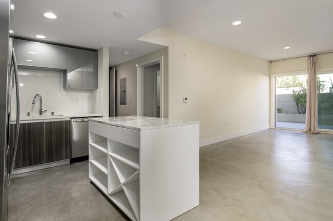 Building Photo - 119 S Los Robles Ave
