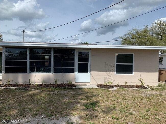 Building Photo - 1120 Vineyard St