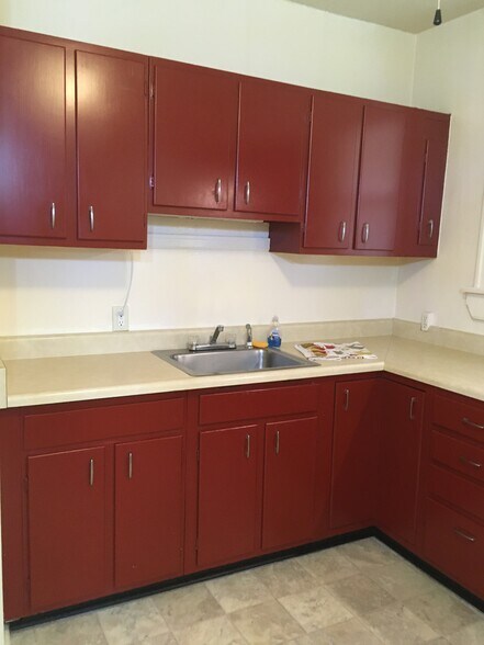 Kitchen 12 x 12 - 4973 Tholozan Ave