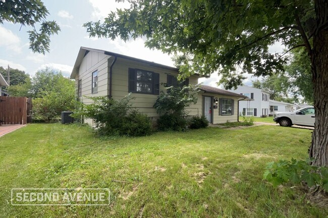 Building Photo - 610 N Bradner Ave