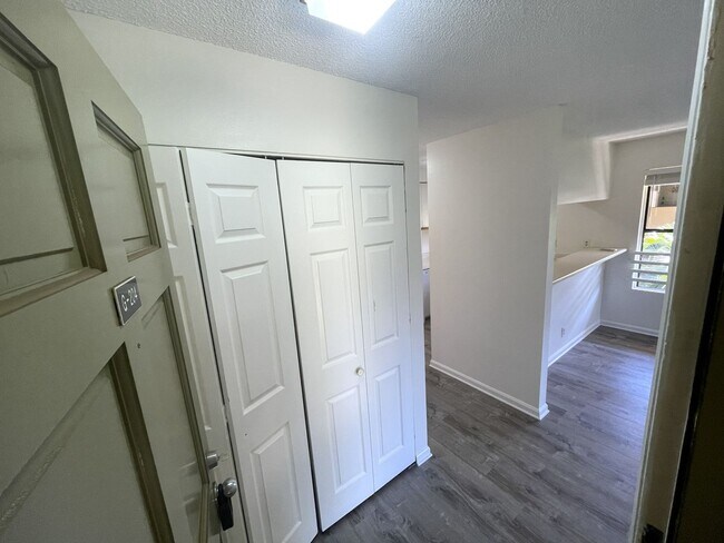 Building Photo - Maui Gardens Unfurnished 1BR/1BA End Unit Available