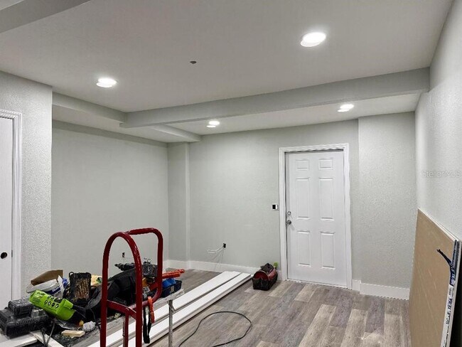 Building Photo - 1068 W Lakeshore Dr