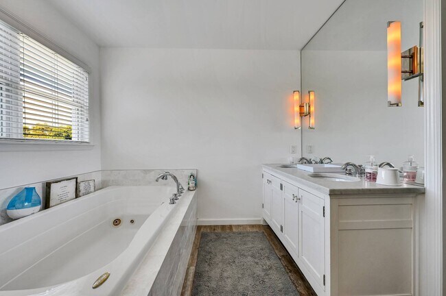 Building Photo - 25 Meadowgrass Ln