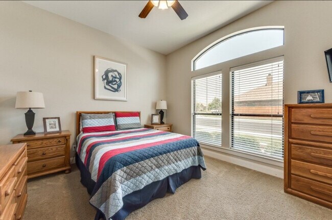 Building Photo - 5505 San Clemente Dr