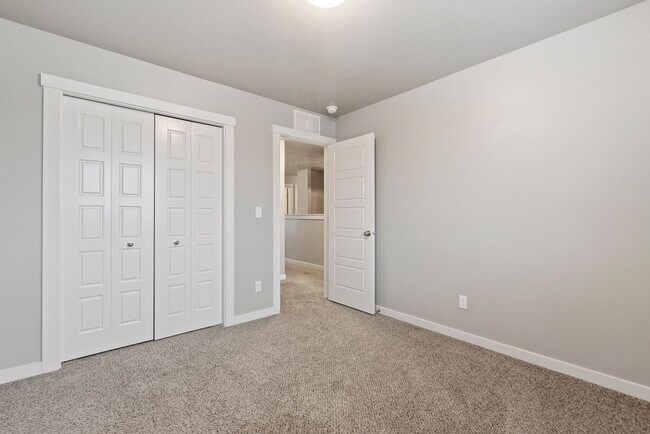 Building Photo - Upgraded 4 Bed 2.5 Bath Home