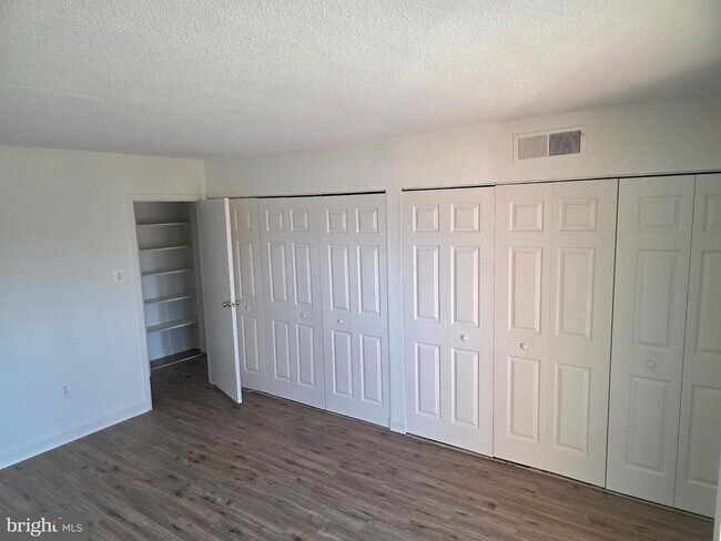 Building Photo - 1300 Army Navy Dr