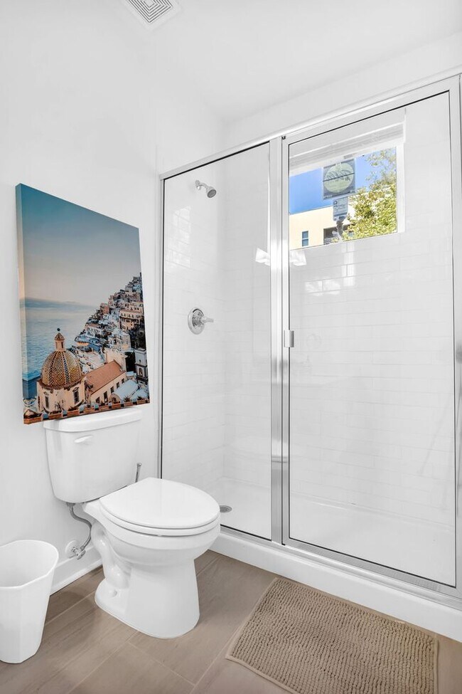 Building Photo - STUNNING MIDTOWN 2BED 2BATH