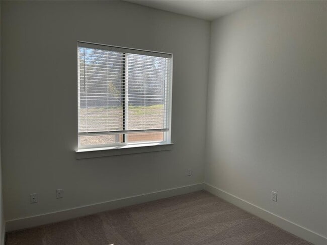 Building Photo - 2050 Lohmans Spur Rd