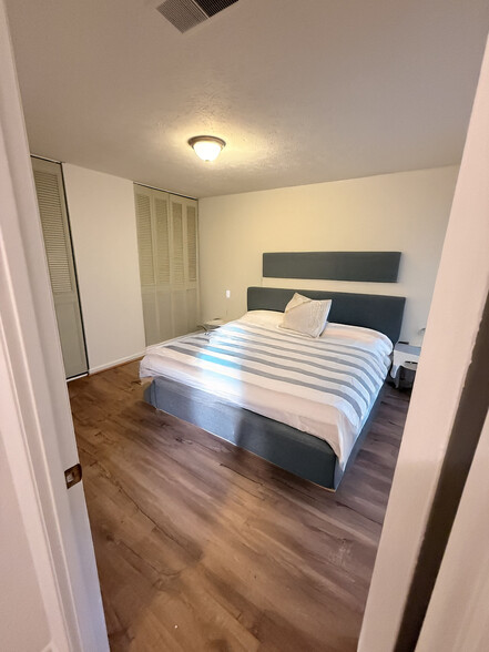 2nd bedroom/study - 810 Bellevue Rd