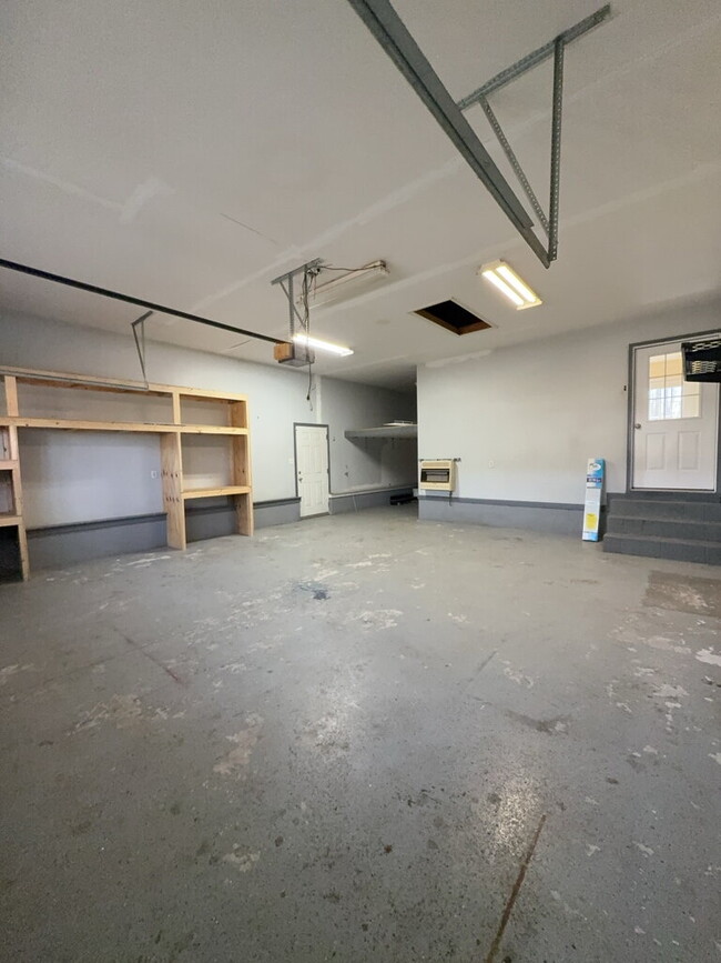 Building Photo - Three Bedroom Two and Half Full Bathroom R...