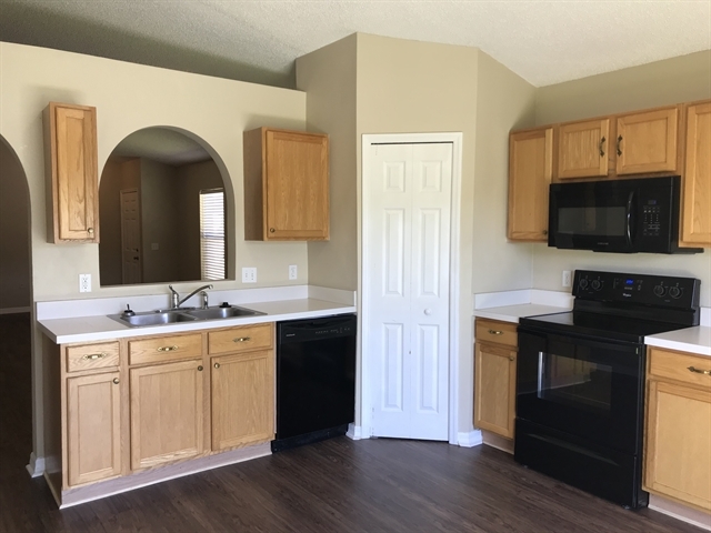 Building Photo - 6606 Gentle Oaks Dr N