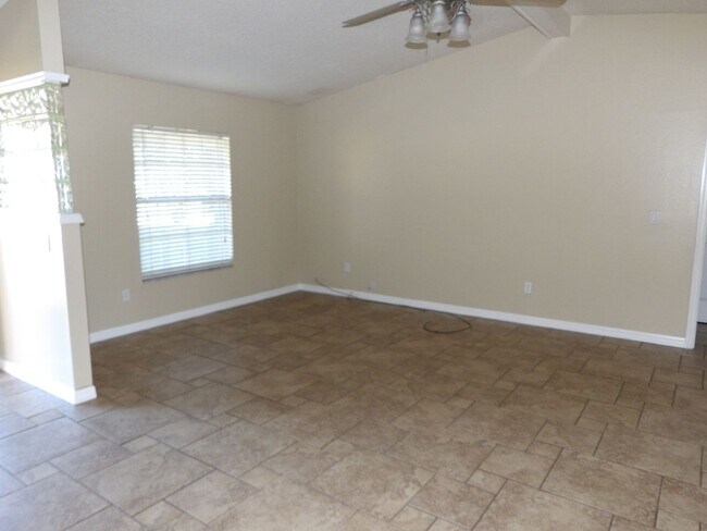 Building Photo - 4 BEDROOM JUST 5 Min to I-4 EXIT 111,  Bea...