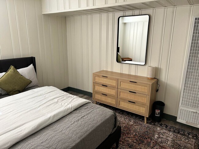 Building Photo - garden level one bedroom apartment