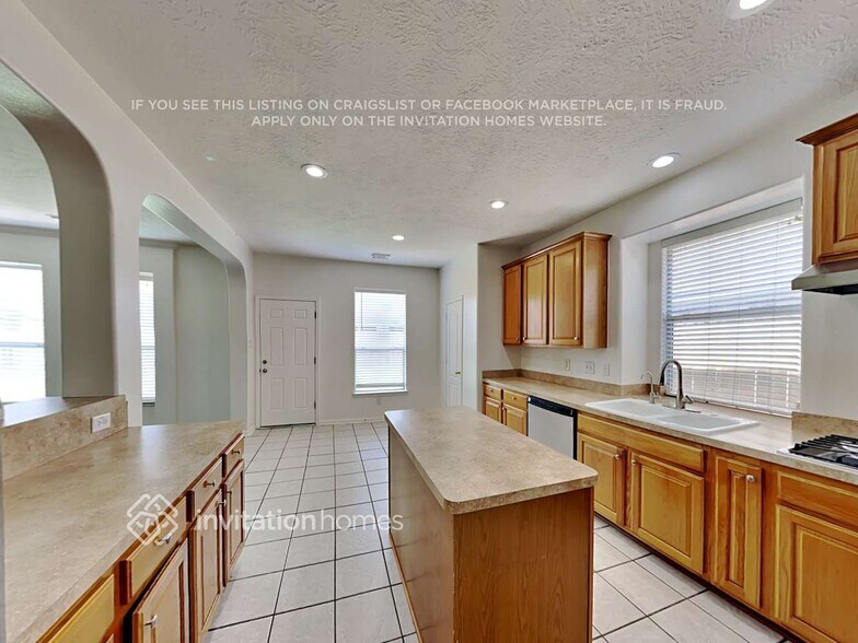 Building Photo - 1120 Sunset Lakes Dr