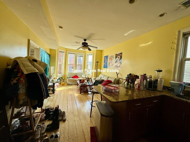 Building Photo - 725 Parker St