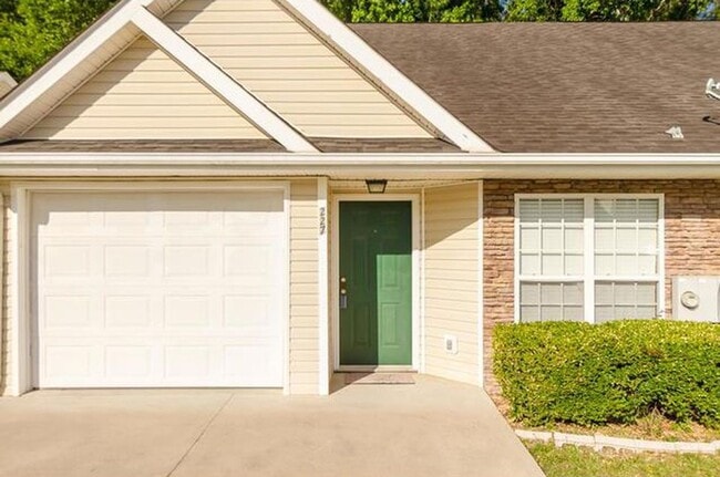 Building Photo - 3 Bed/3Bath Centrally located!!!